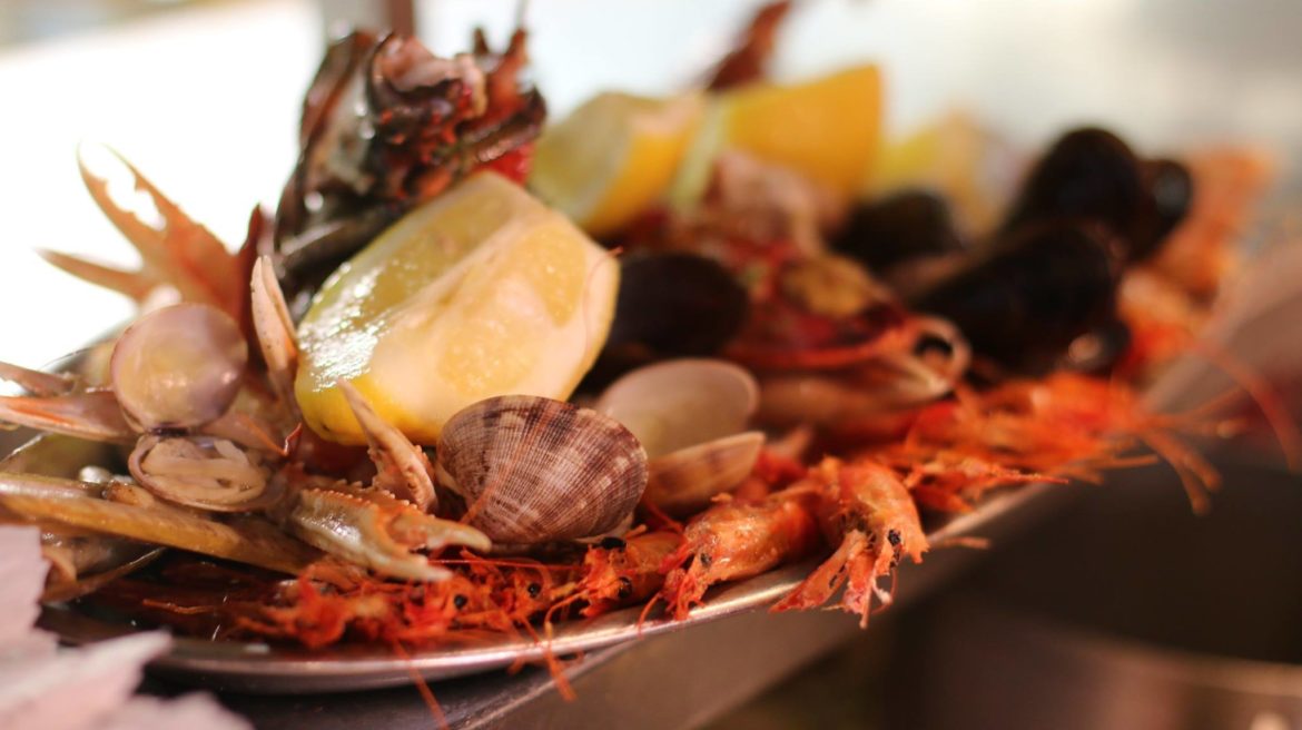 Ein Restaurant mit Geschichte und Meeresfrüchten mit Blick auf das Meer von Barcelona