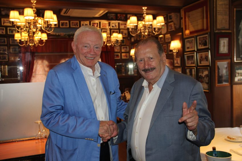 El popular empresario petrolero y dueño de los Dallas Cowboys Jerry Jones, en el Restaurante Salamanca.